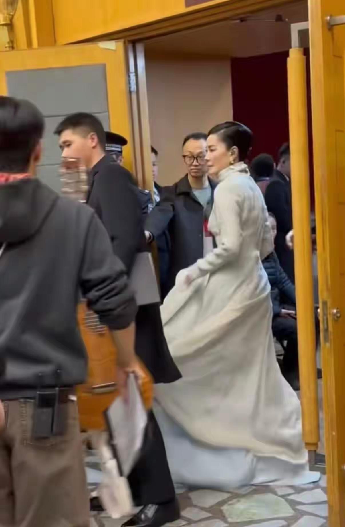 菲姐今年春晚又要出来营业了，霆锋陪着多好！估计未来几年春晚钉子户将是王菲，潘长江