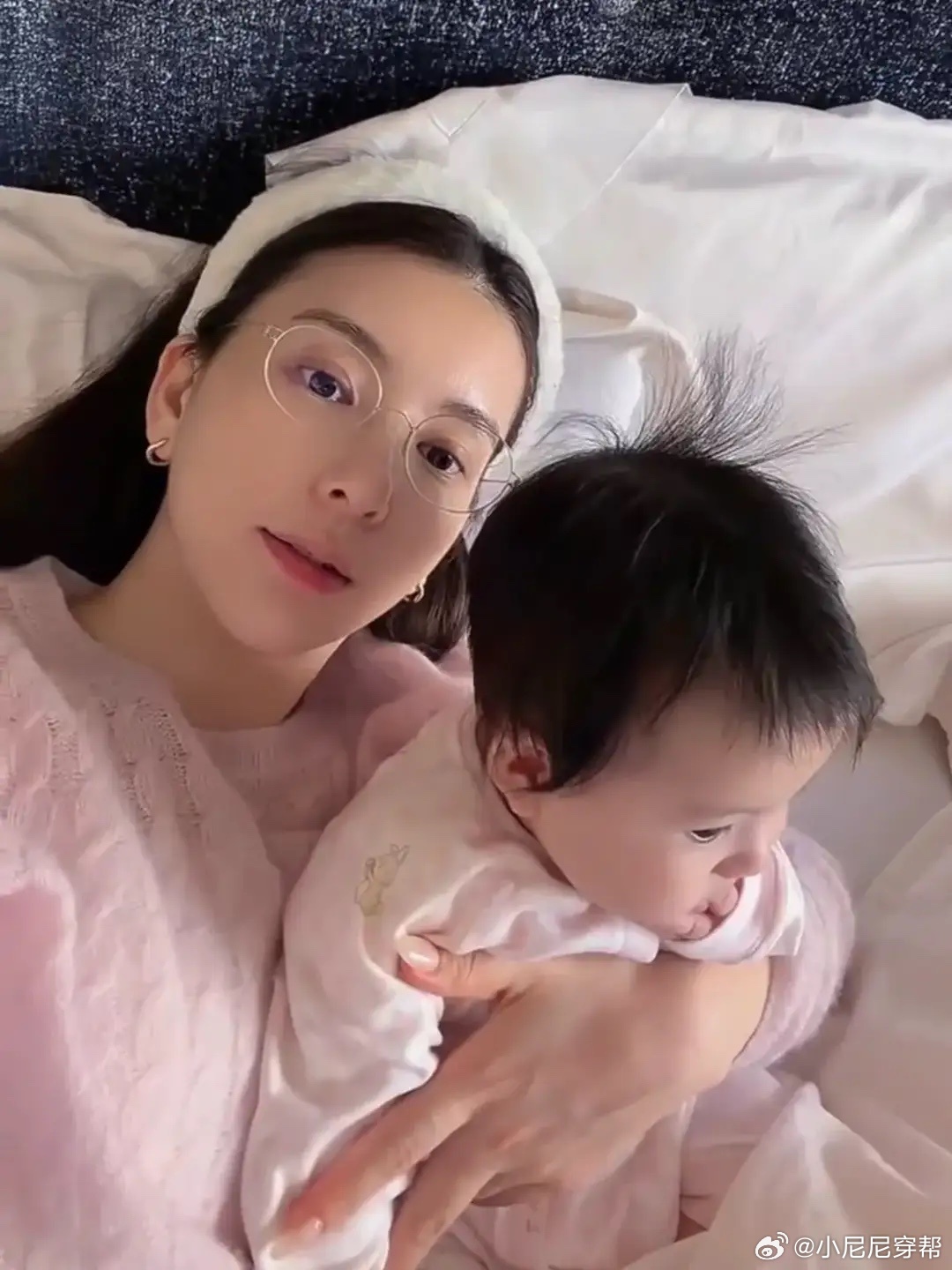 方媛晒三胎小女儿近照，5个月大郭咏心头发浓密五官漂亮，好可爱！ 