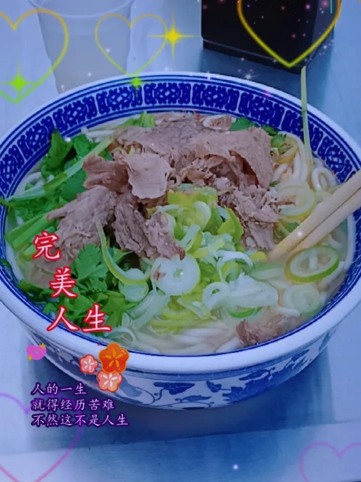 ！大片羊肉炖得软烂入味，满满铺在面上，一碗下肚暖到胃里。十几块钱吃到撑，性价比拉