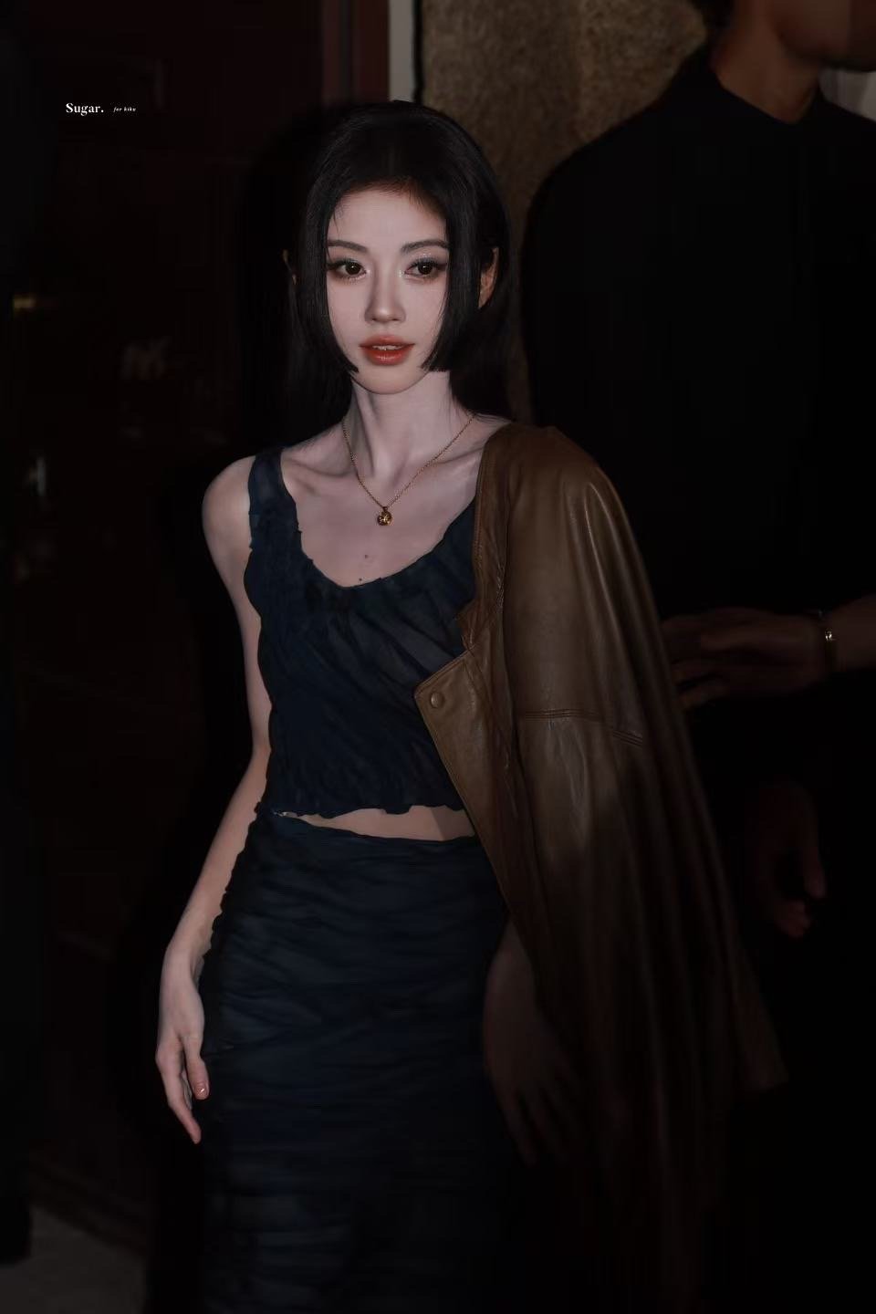 鞠婧祎米兰时装周 鞠婧祎全球首穿！未发布的超季 2026 春夏系列礼服，搭配黑长