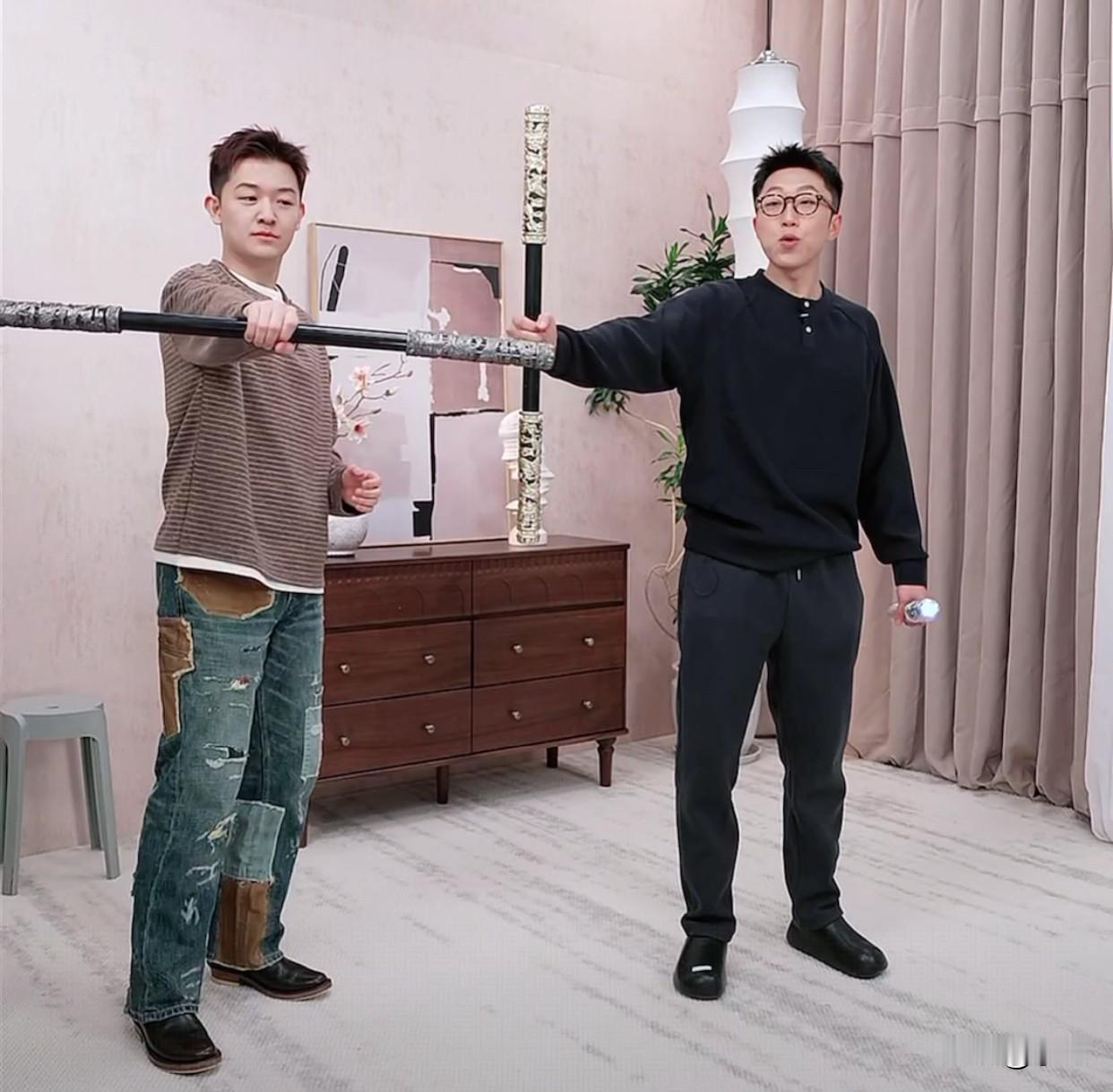 董董穿着他的丑裤子[偷笑]
去兰知春序串门儿
还顺走了两根金箍棒
相信很快就能看