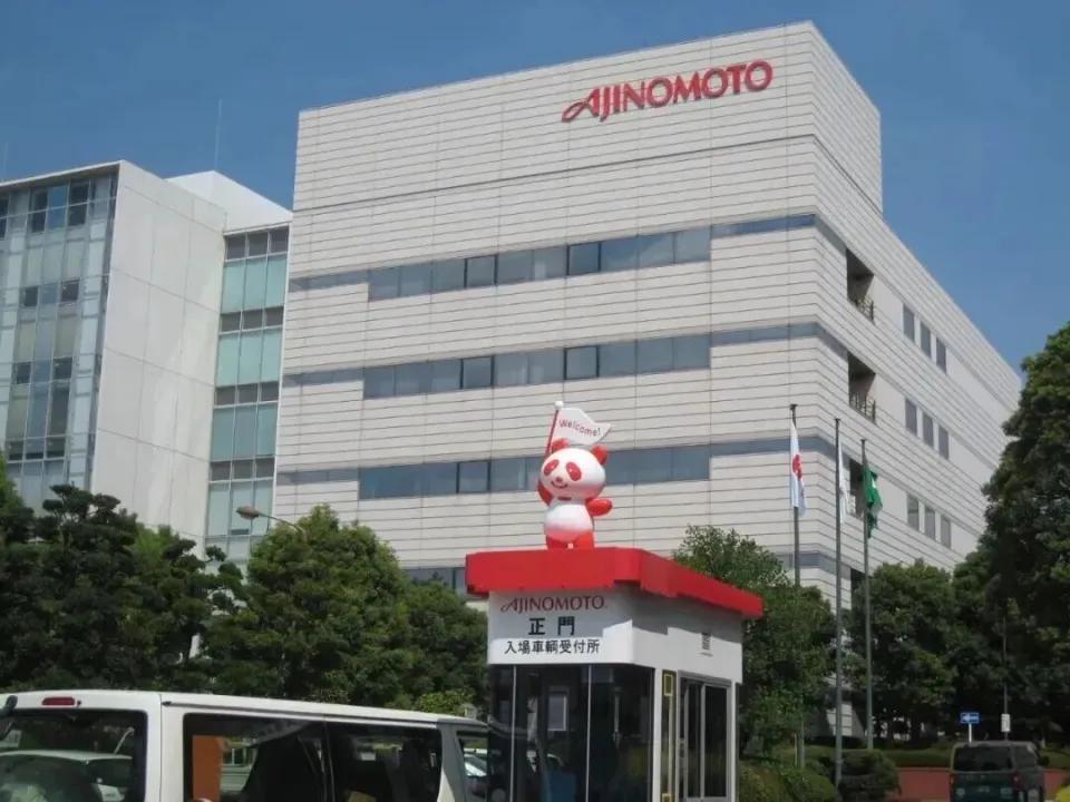 你敢相信吗？卡住芯片巨头英伟达脖子的人，居然是一家日本味精厂！
 
这事乍一听像