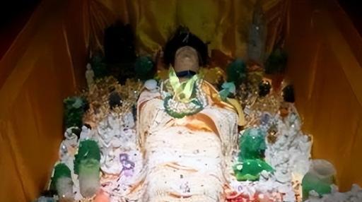 1972年，考古队在内蒙古挖到了一个清朝的老墓。棺材打开后，所有人都被眼前的景象