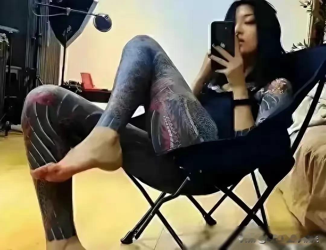 据说有位通体纹身的女士，也30多了，相亲N多次也没成功，均被嫌弃纹身，女士不禁感
