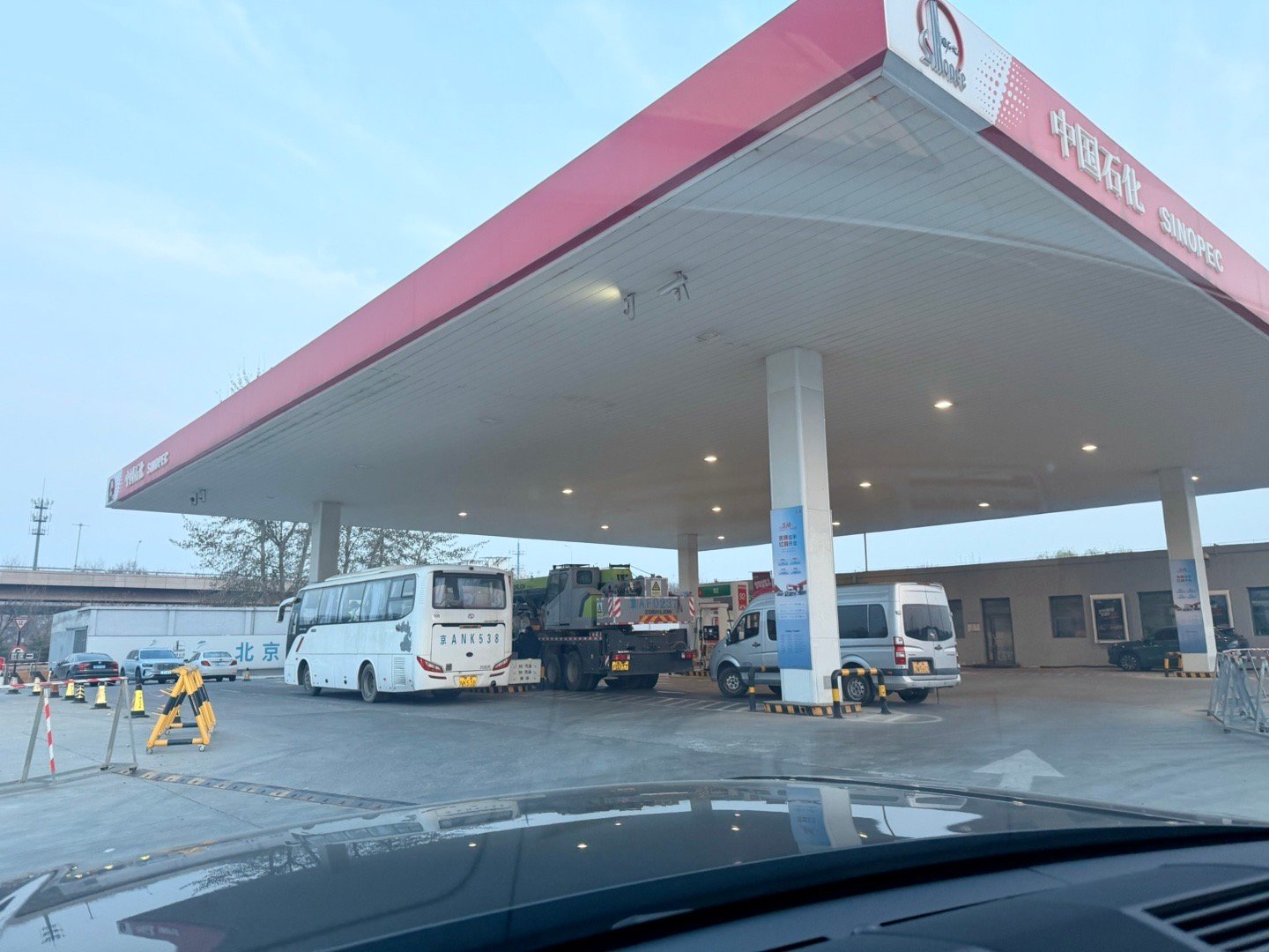 对国内成品油价格采取临时调控感谢国家，油价涨幅直接减半，北京晚高峰时段加油站没有