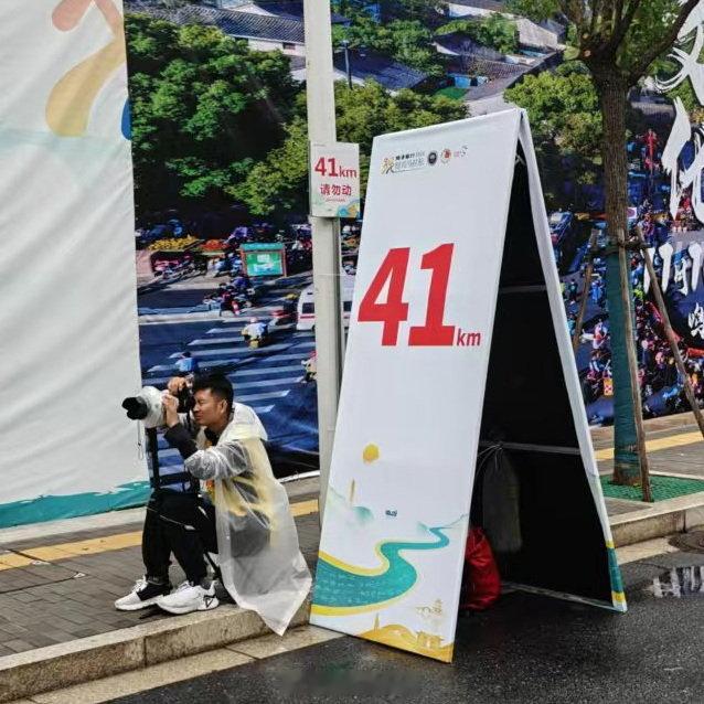 在裁判丈量赛道后，部分会在每公里点位找合适柱状物（可能灯柱，可能树木，）绑个公里