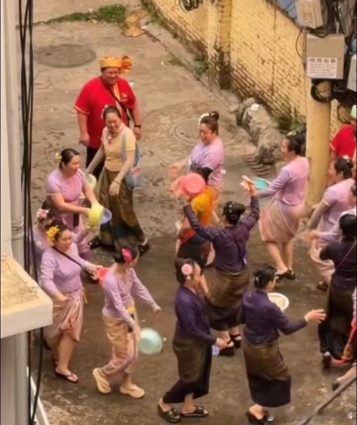 泼水节 性骚扰总有人打着民俗的幌子肆意放纵，把泼水节扭曲成肆意骚扰的狂欢。以玩乐