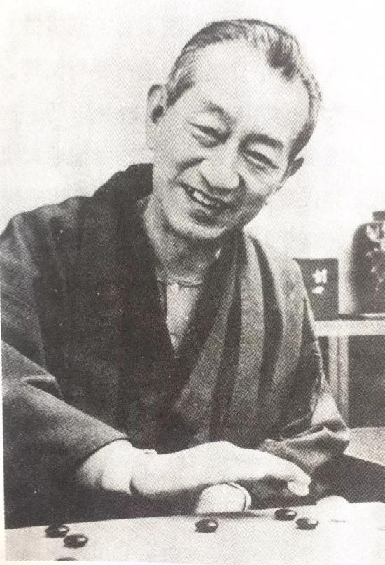 1925年，一个11岁的孩子走进了北洋军阀段祺瑞的府邸。段祺瑞看着这个瘦弱的小家