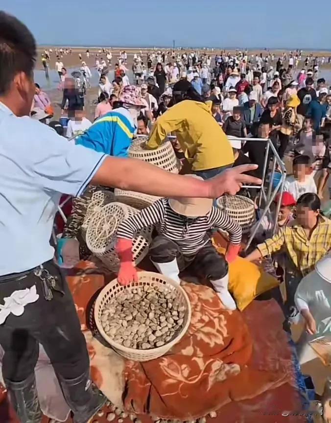 运交华盖欲何求，未敢翻身已碰头。
破帽遮颜过闹市，漏船载酒泛中流！

有钱人的生