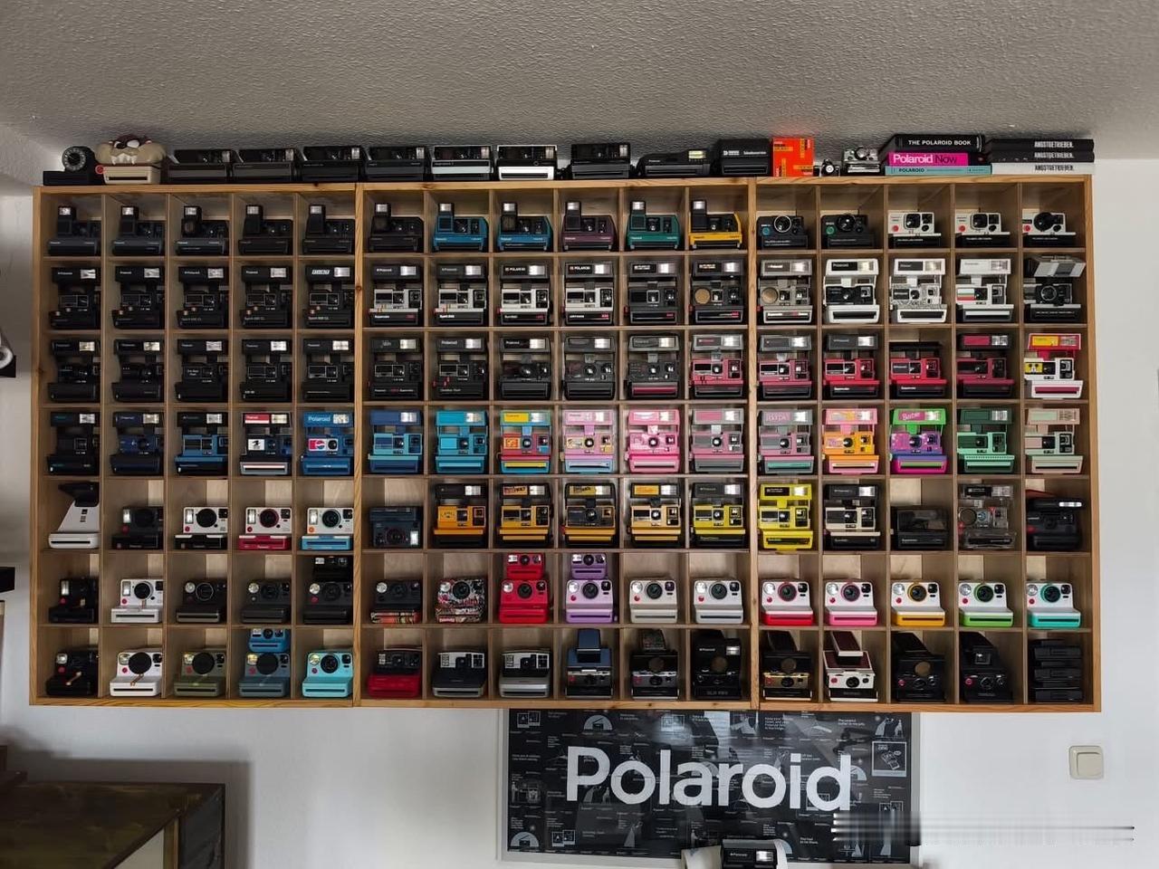一位爱好者收藏的Polaroid宝丽来相机。

图中这些Polaroid相机，是