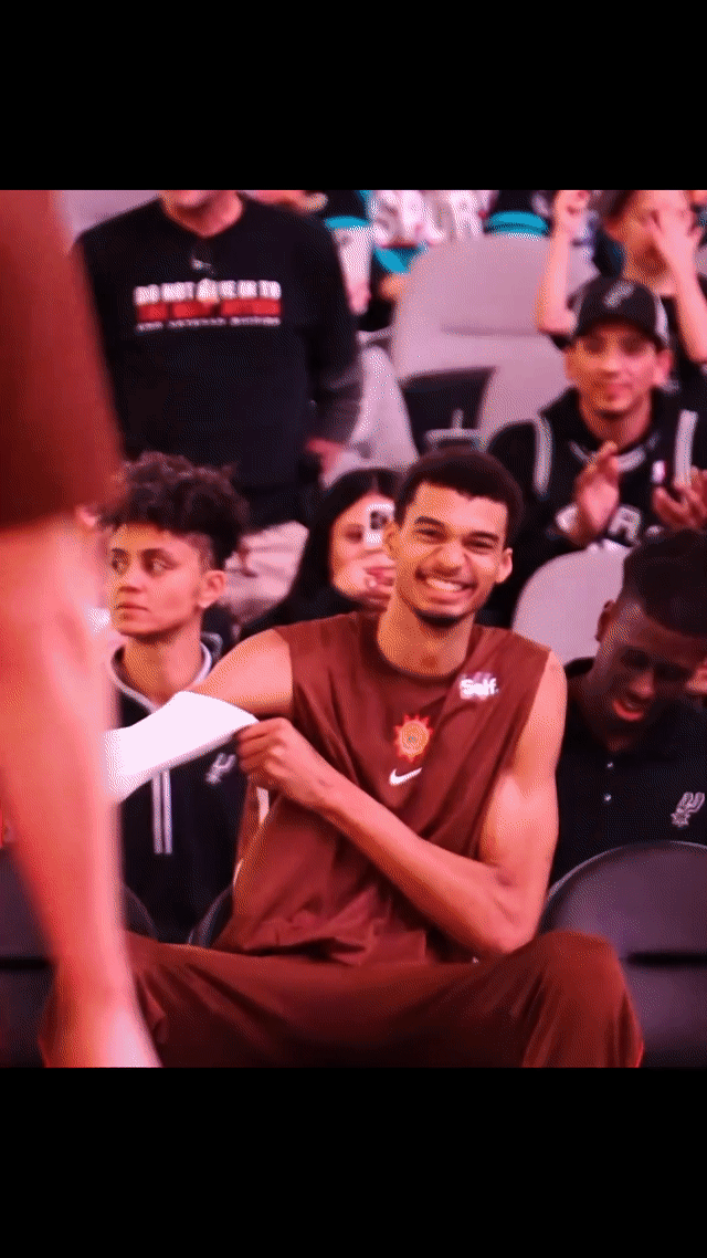 文班亚马登顶mvp榜首 都吵翻天了，肖华喜滋滋 