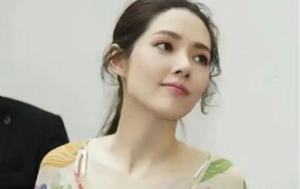 郭碧婷陪患癌爸爸去云南散心，向佐半夜急赶来：俩人不牵手也不说话，素颜的他比郭碧婷
