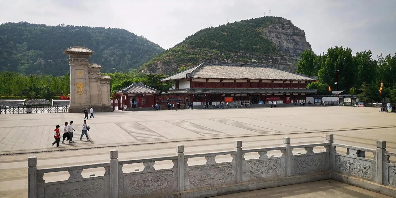  本来是去保定的，突发奇想，车往西一转，就到了满城。接下来我们看到了…

车往西
