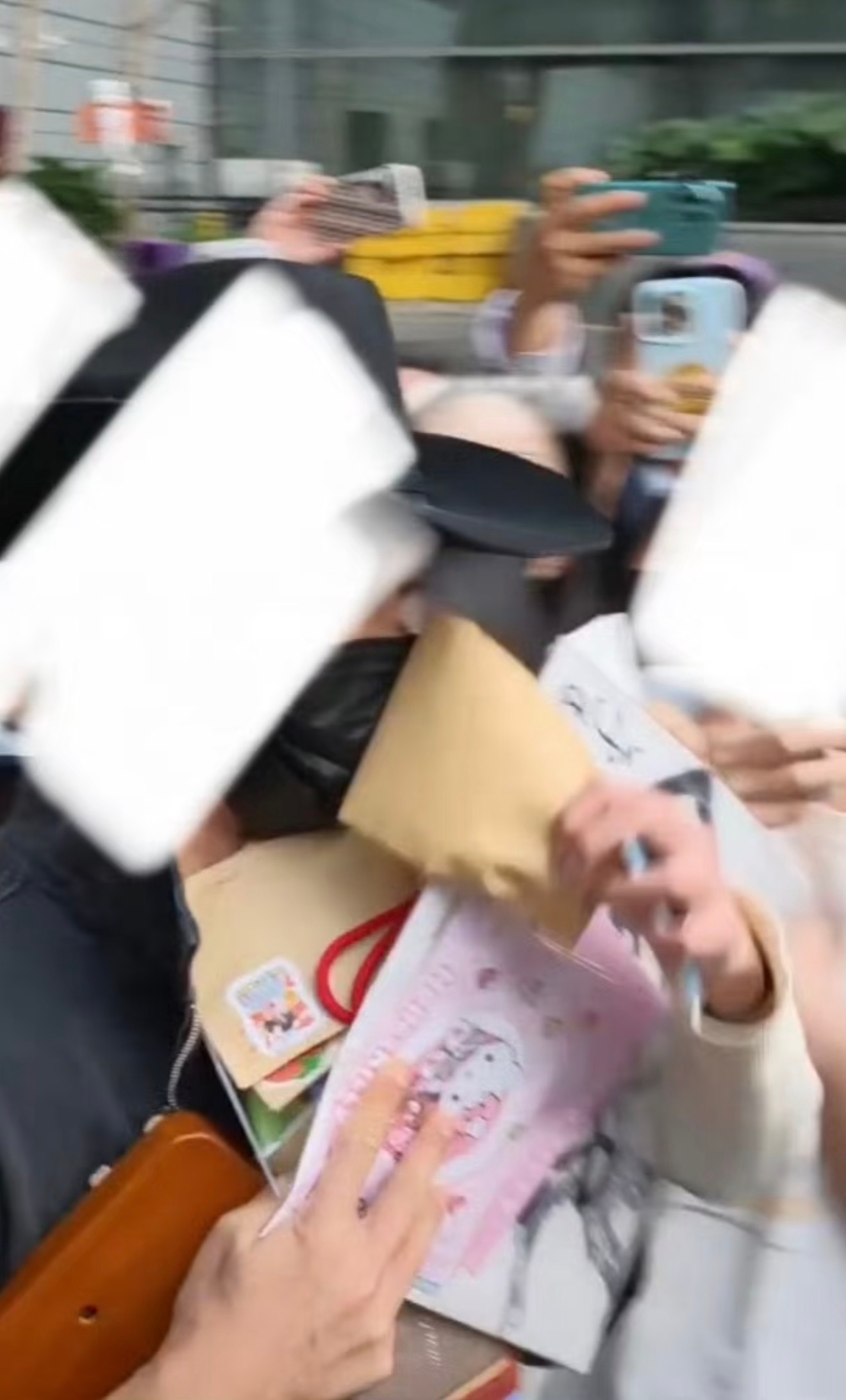 今天接机视频看得我火大🤬🤬🤬这到底是送信还是冲上来扇脸巴子啊？之前路演偶尔