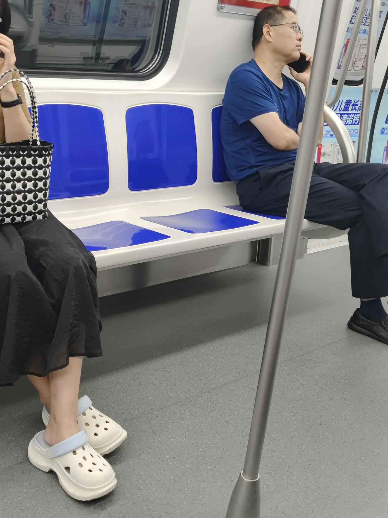 人不能比人，人比人，气死人。有人穿双好鞋都难，有人有鞋不好好穿。