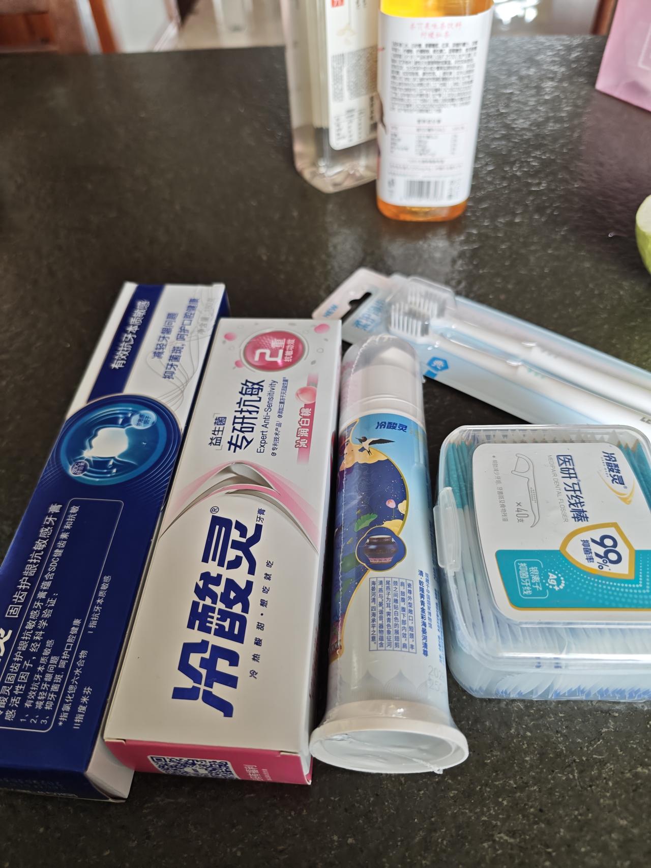 九点多，我来到华晨超市。一进超市，便被冷酸灵牙膏组合套装吸引住了。

此前，我从