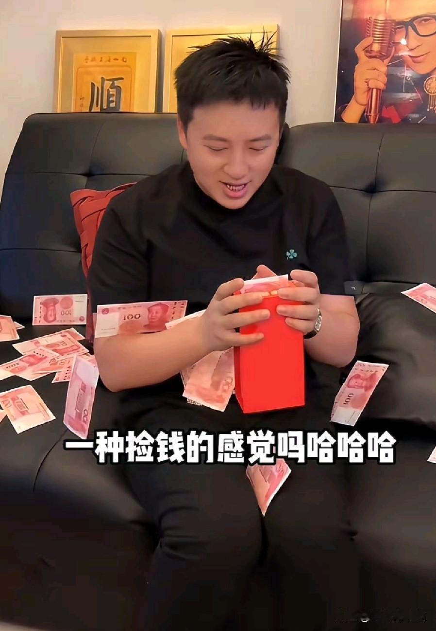 大双数钱的感觉真好，他有钱花了，看大双咧开嘴笑了。李喜梅给大双过生日是与众不同的