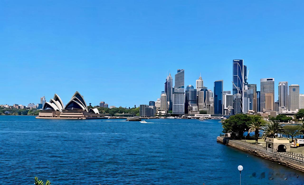 站在60米高的悉尼海港大桥上俯瞰，整座杰克逊港都铺展在眼前。

澄澈的蓝天之下，