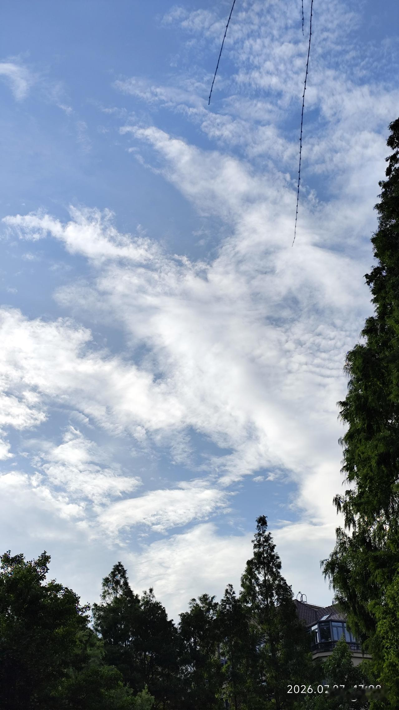随拍一张天空照夏日云彩多变幻，奇形怪状飞蓝天。