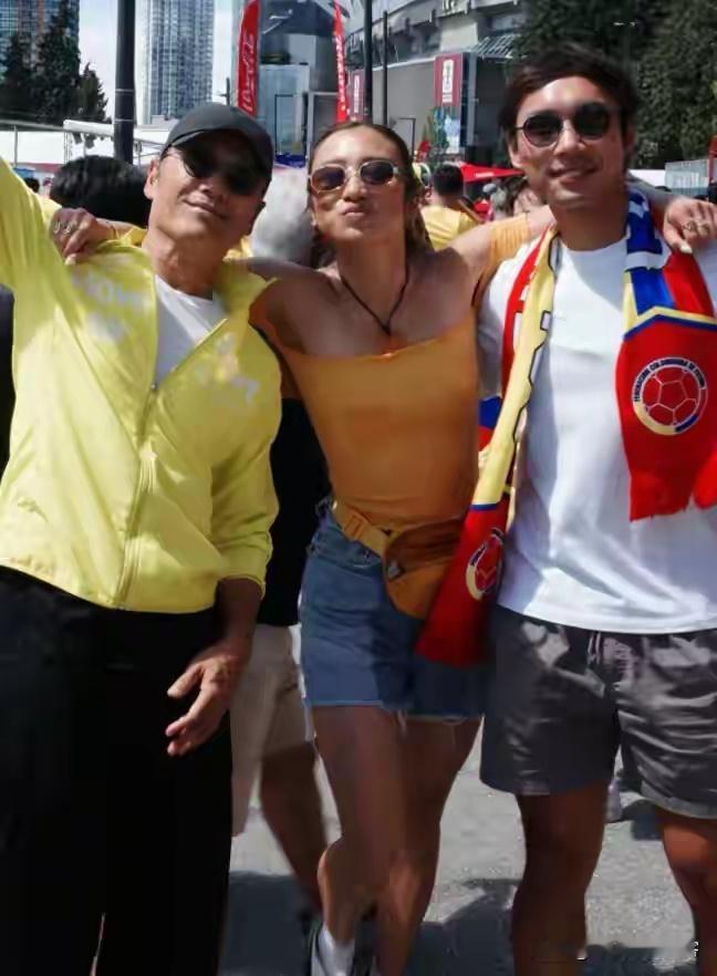 苗侨伟一家加拿大看世界杯，高颜值女儿吸睛，谢婷婷夫妇也在场 