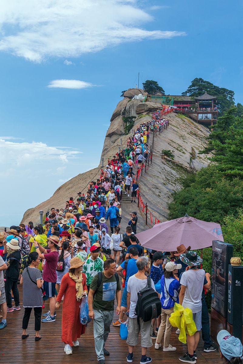 抬头是雾，低头是路；
上山气管炎，下山关节炎；
下看路，上看雾。
扭头看脸，抬头