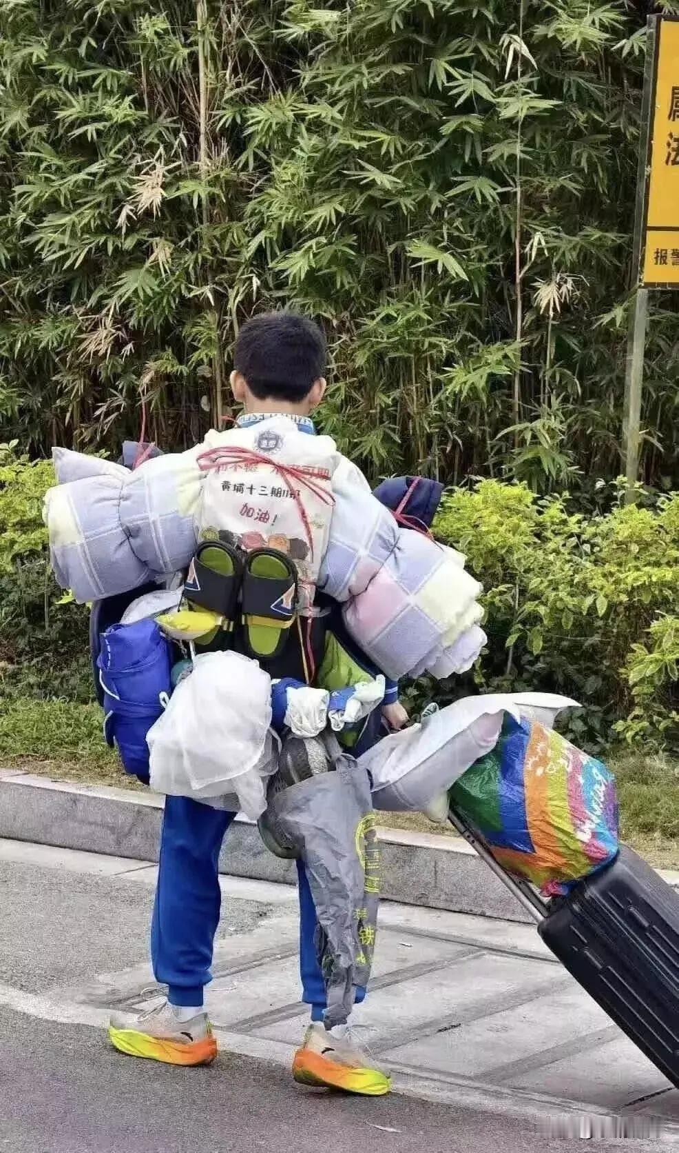广州初中生这波操作绝了！打包行李我一个成年人都自愧不如。刷到广州这个初中生的背影