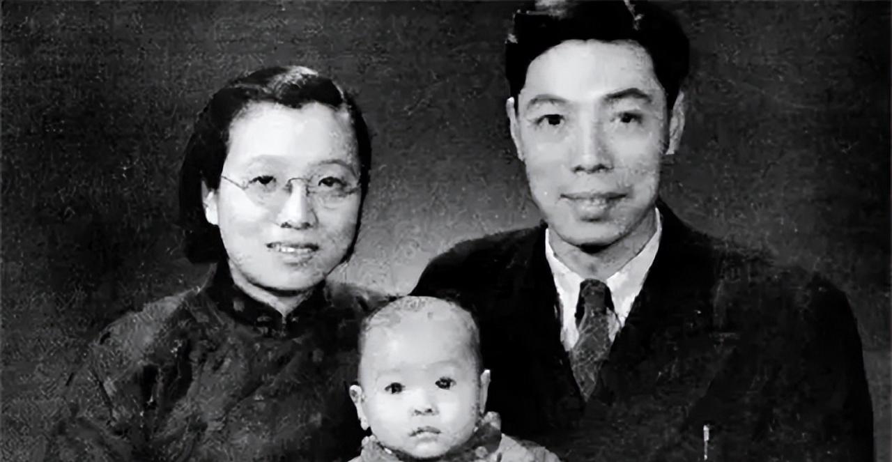 1947年，地下党陈修良去方休家里接头，刚一见面，方休就小声说自己小舅子来了，他