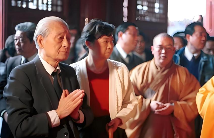 少林寺就这德行？谁看了不懵！


于荣光带着家人去少林寺拜访，
在会客室等了半天