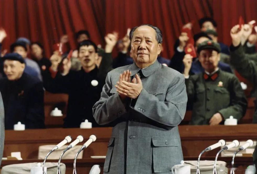 伟人的三件事情让大家很不理解，一是不回延安，二是不游黄河，三是不进故宫。伟人离开