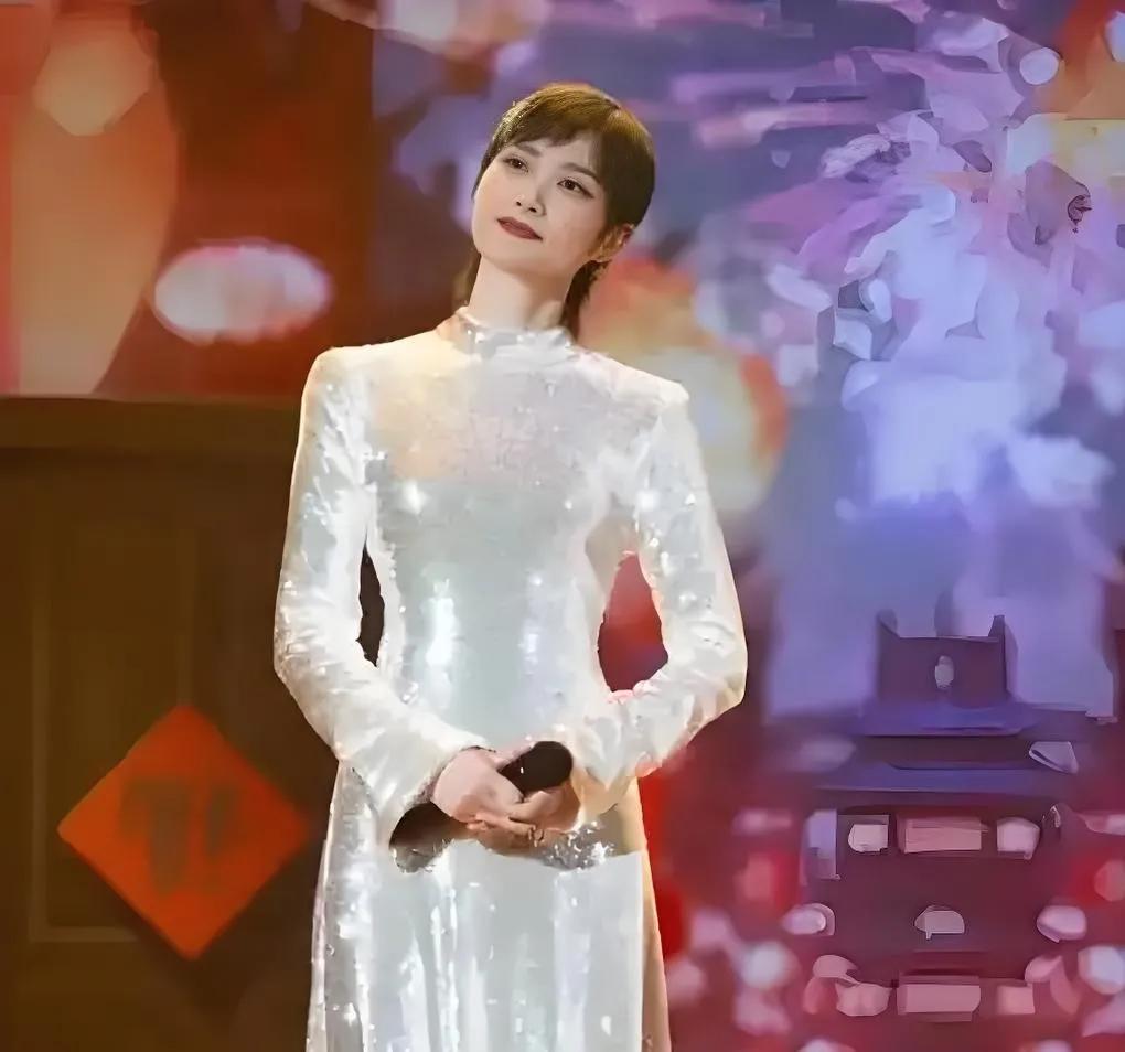 李宇春穿上裙装好像变了一个人，以前的一个假小子，现在成为女人了