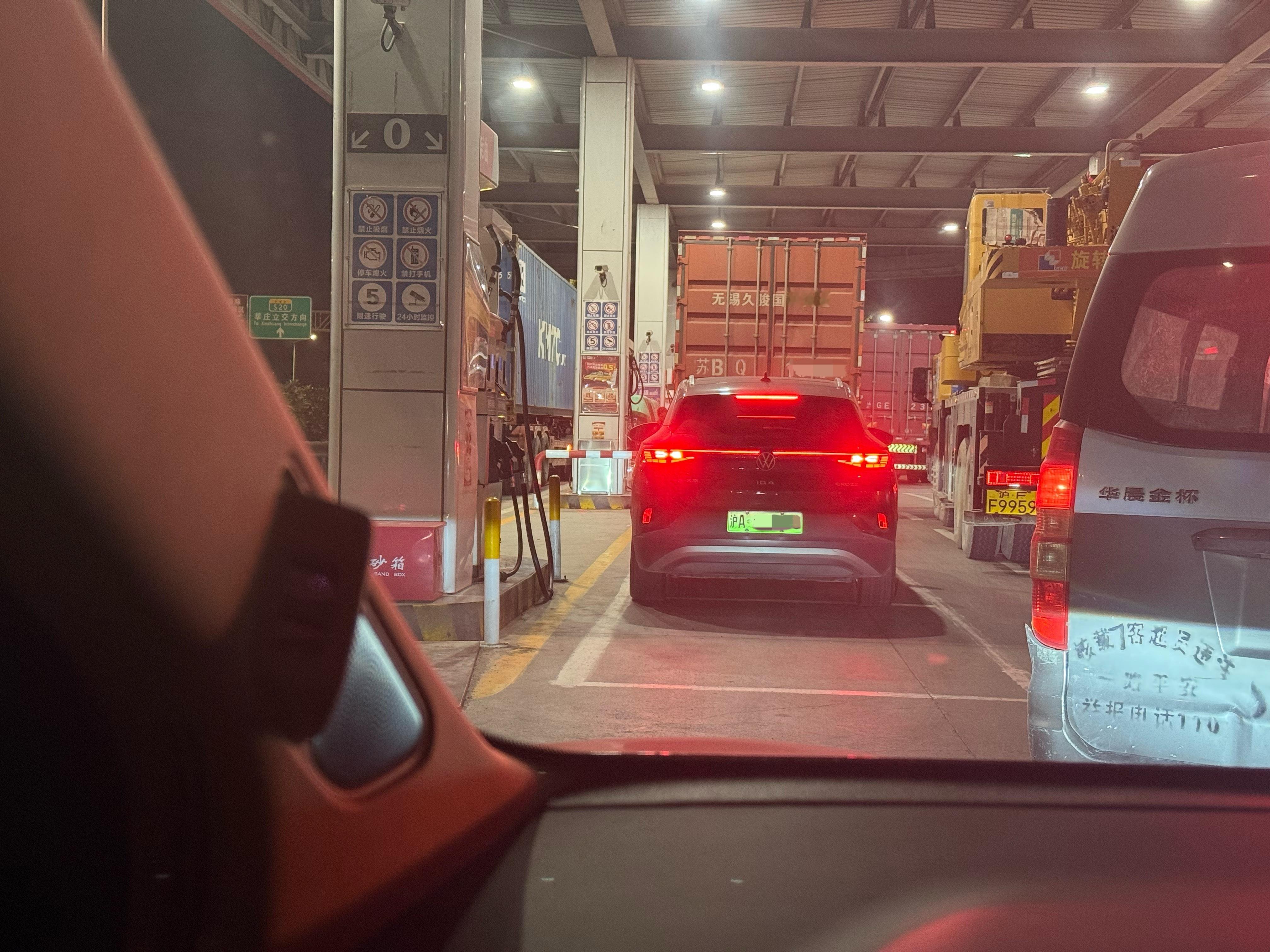加油站惊现一台纯电车一般我会觉得这是“占着茅坑不拉屎”不过这次他看起来是开错路了