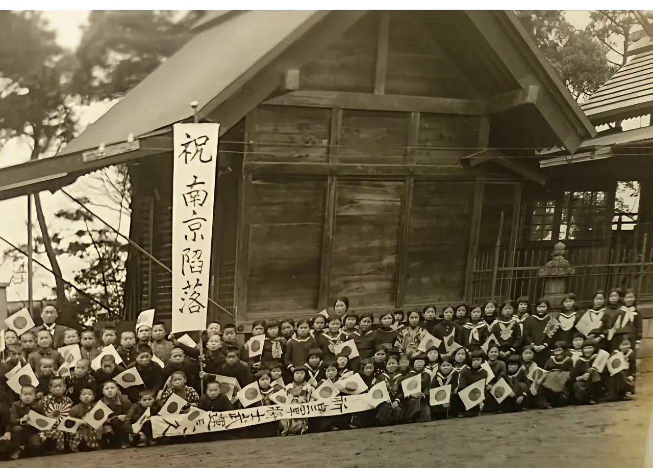 看到这张照片，谁还敢日本人无辜，
谁还敢说日本民众无辜，说还敢说日本人不了解南京