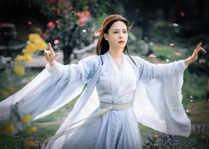 43岁的阿娇演妈妈依然美出天际！

虽然现在的阿娇已经43岁了，在《永夜星河》中