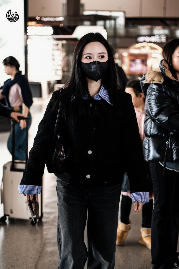 沈月吃了900多岁的盐 谁能拒绝 900 多岁的卓筒井盐烤鱼！沈月吃得超香，那份