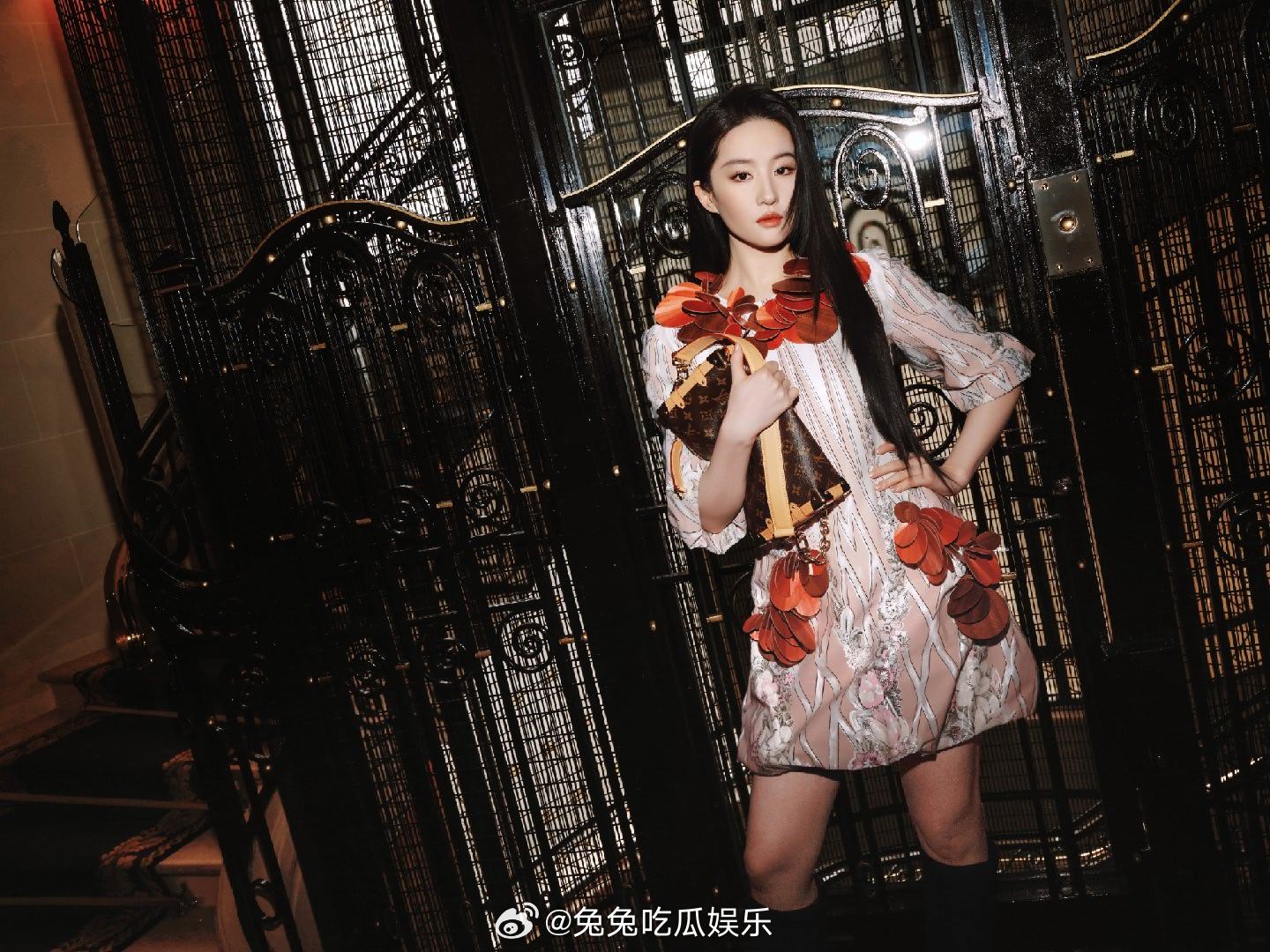 刘亦菲行走的玫瑰花刘亦菲lv大秀幕后花絮视频 刘亦菲看秀造型，完全是行走的玫瑰花