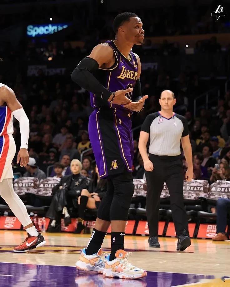 威斯布鲁克之前的湖人队：
'20-冠军
'21- 7号种子（严重受伤）

威斯布