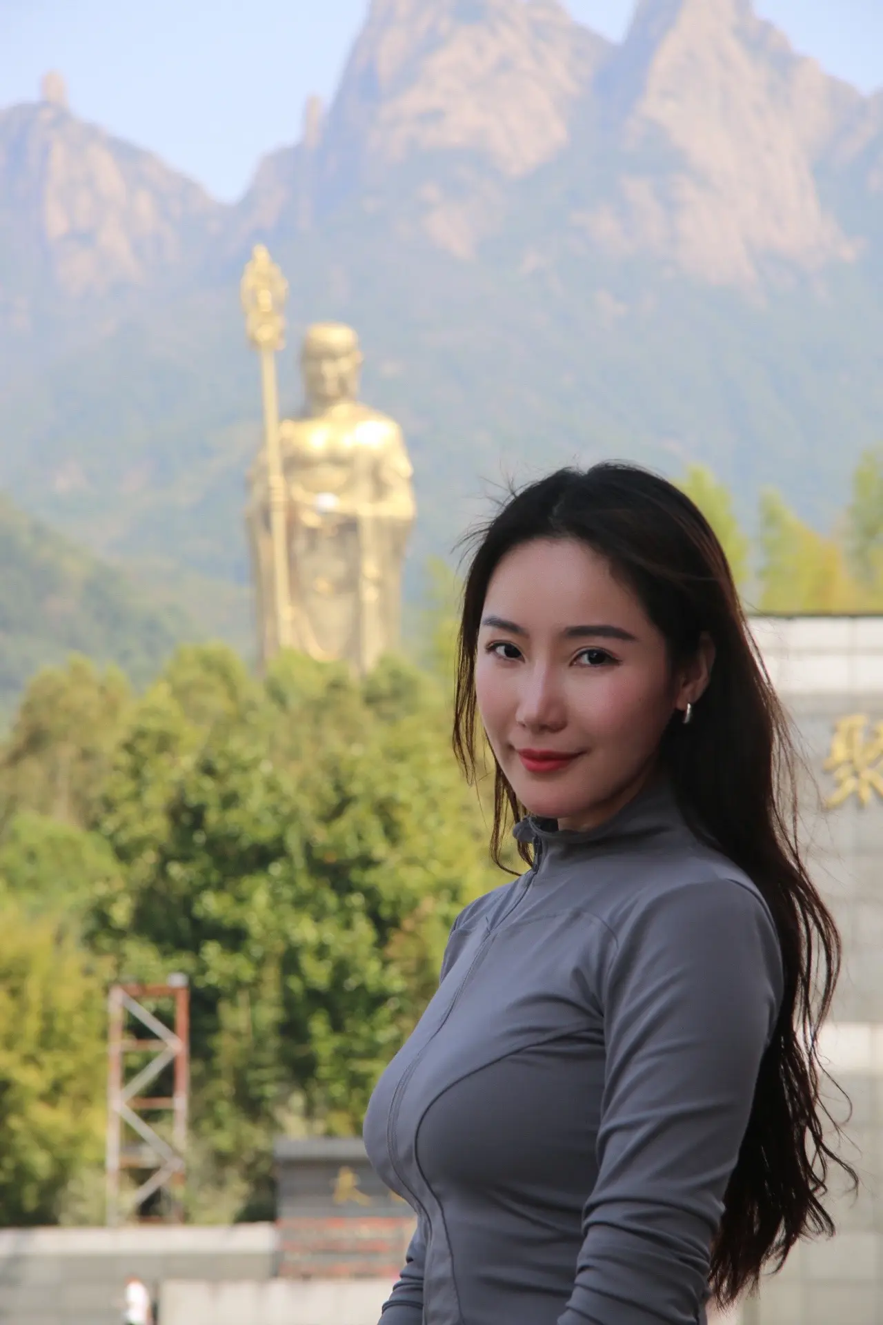 姻缘殿看都不看，财神殿里长跪不起。