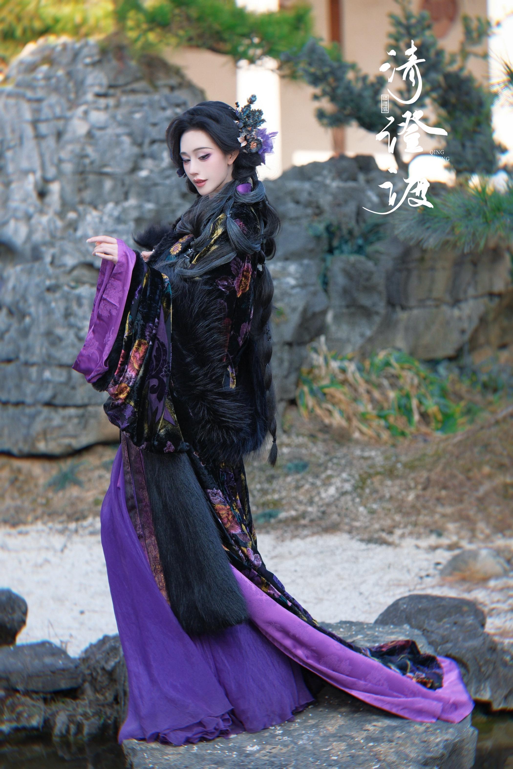 罗衣曳紫烟，素手掬清岚。远山含黛，近水含情，风过处皆是诗意，抬眼间尽是温柔。