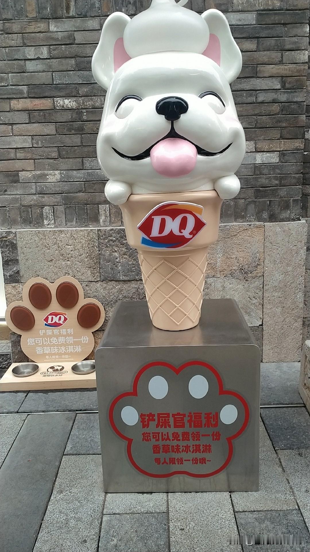 城市风景一角照片分享卡通塑像很可爱，小朋友们都喜欢。大人小孩逛街，都可以满足。