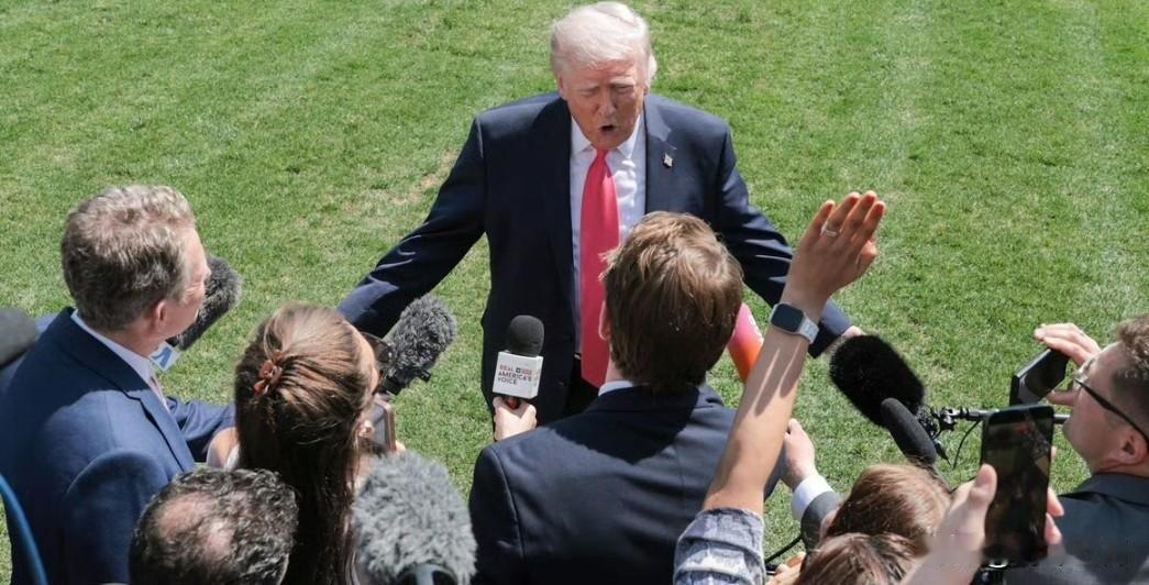 特朗普声称伊朗“无法勒索我们”。在伊朗军方表示将再次关闭霍尔木兹海峡后，特朗普作