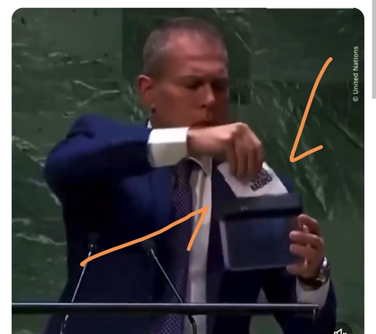 气急败坏的以色列驻联合国大使当众粉碎联合国宪章！因为联大决议确认巴勒斯坦符合联合
