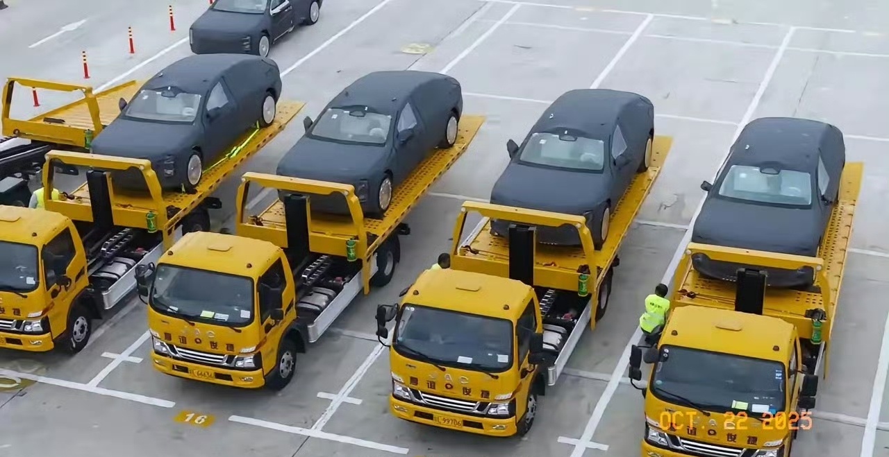 昨晚坐同事车，同事的长辈们也在车上，大家聊着现在的国产车。同事说鸿蒙智行保养都可