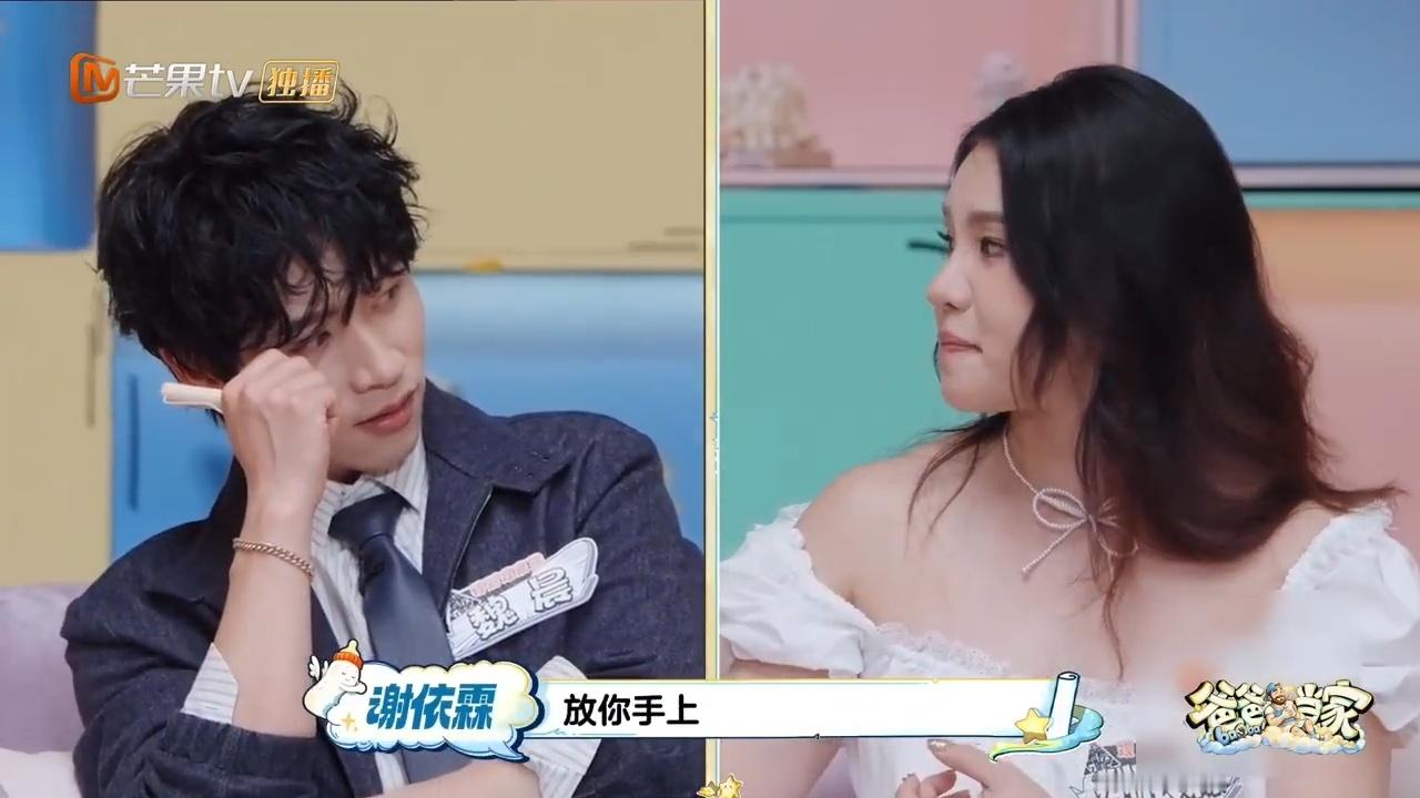 谢依霖小时候整蛊把妹妹送进医院 姐妹俩儿时的小游戏太有梗了，为了分出胜负不惜用胶