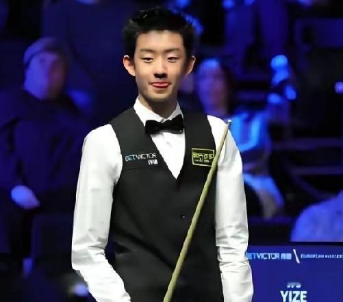 两大帅哥面对面，吴宜泽9-6击败赵心童，昂首闯入决赛。
       2025年