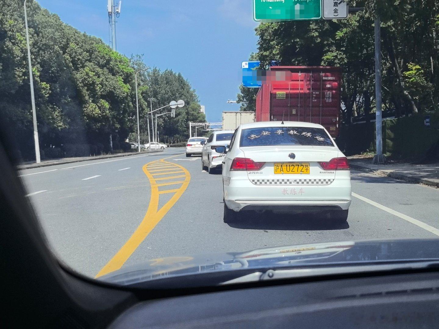 问：当你前面有七辆教练车排队左转，请问等几个红绿灯可以过去？