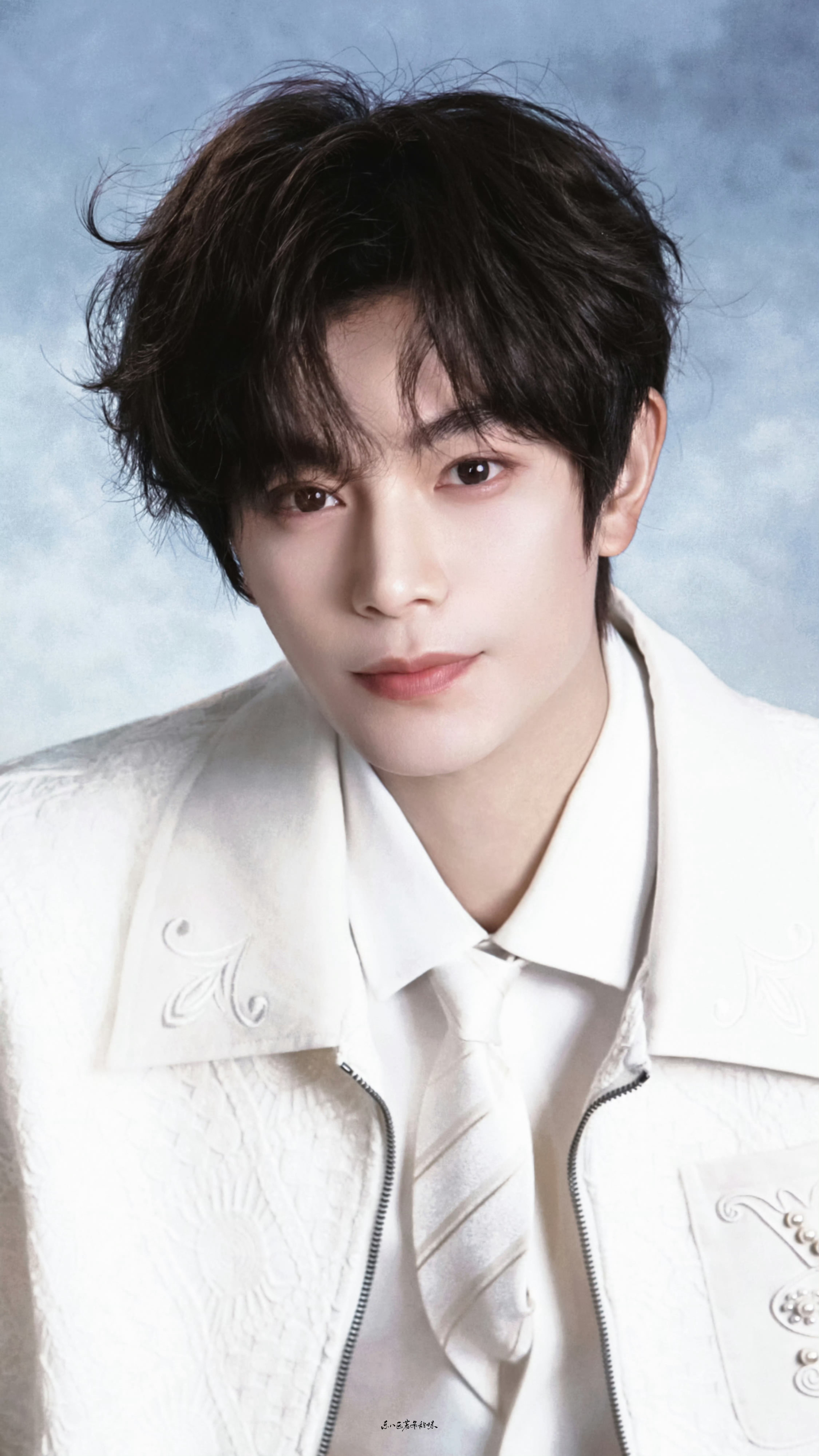 丁禹兮｜见面会活动造型出图，上身YADcrew白色立体纹路夹克，内搭白色衬衫，a