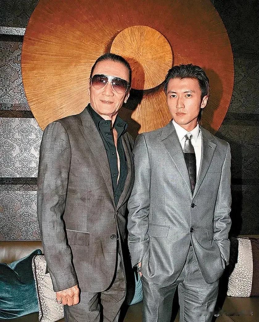 谢霆锋这辈子最遗憾的，
应该是他爸爸去世，
他还在内地筹备工作，没赶到回来见谢贤