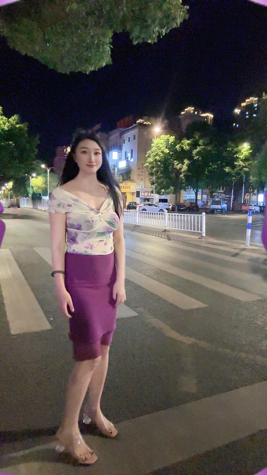 夜晚街头随拍 穿搭无年龄界限 氛围感穿搭拿捏 今天穿搭是否在你的审美里 成熟女人