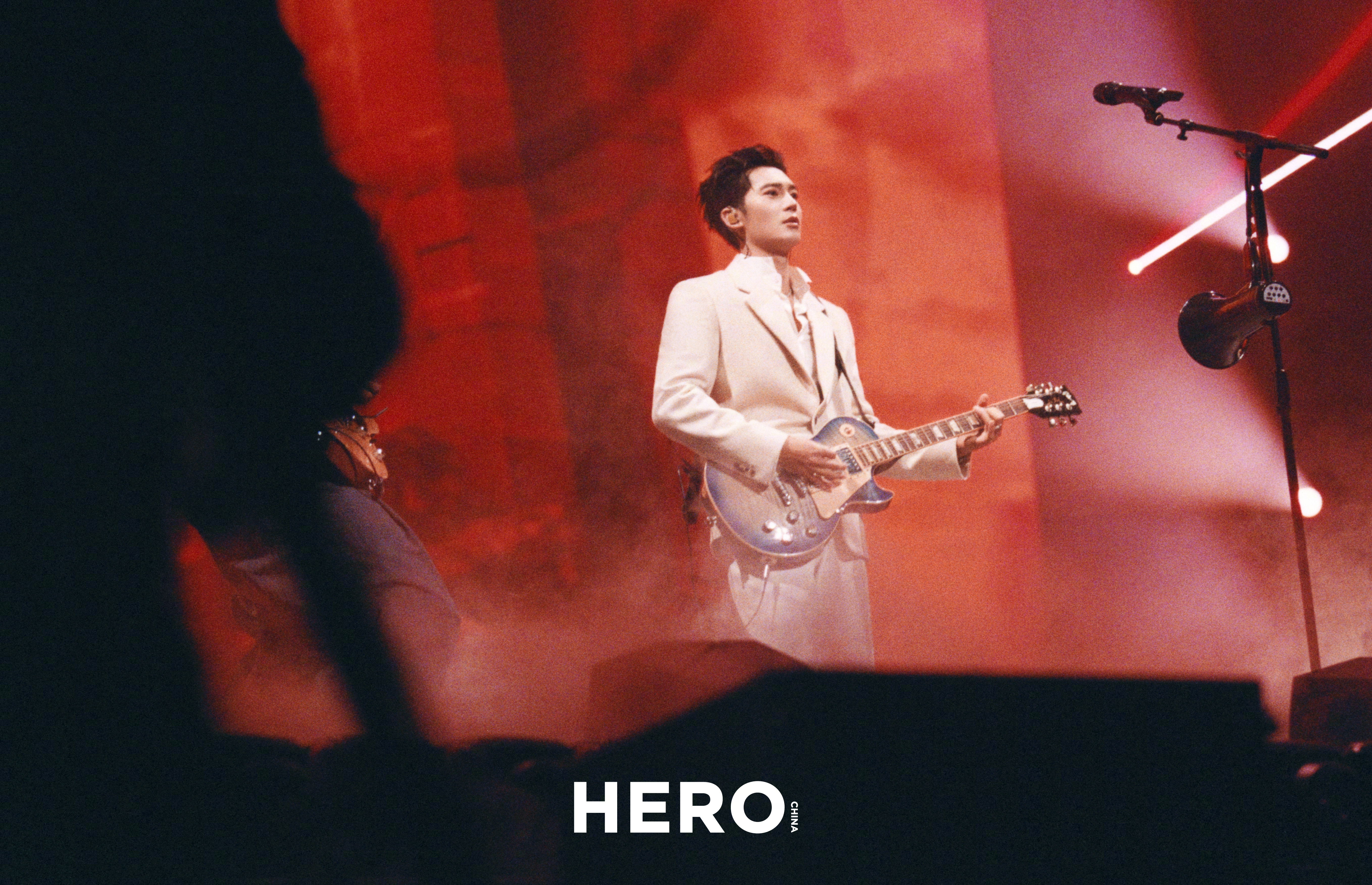 于适亮相《HERO》中文版八月新刊双封面。白西装、深色大衣、牛仔造型依次展开，配
