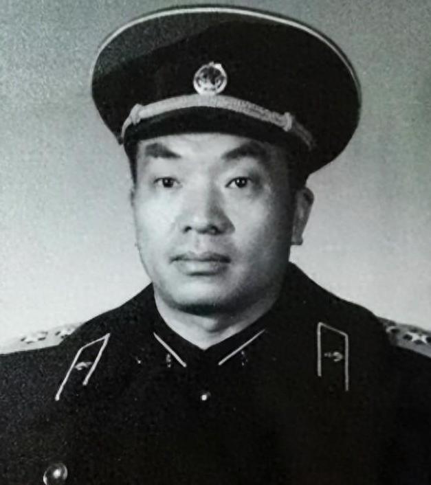 1949 年北平解放，毛主席在香山接见四野立功将领，目光扫过人群，突然停在一人身